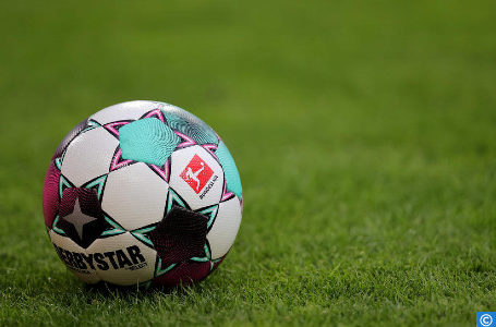 Loin des “virages”, les fans de football se morfondent dans leur spleen